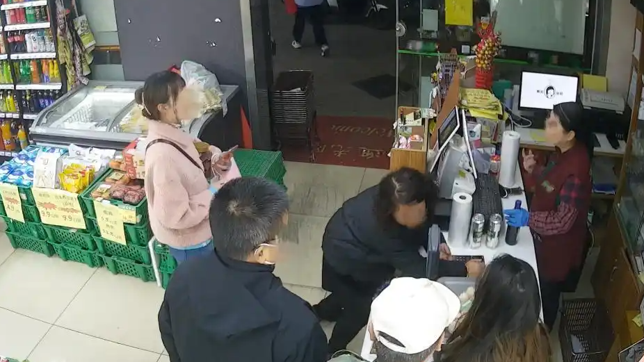 “男子为醉驾女友顶包 两人双双被拘