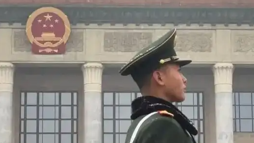 会场外 武警雪中站成“一棵松”