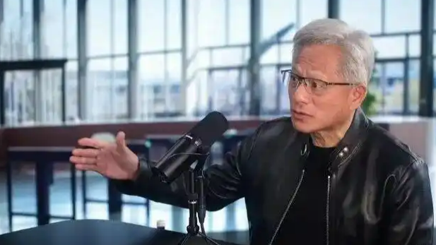 黄仁勋批“CEO以AI为理由裁员”