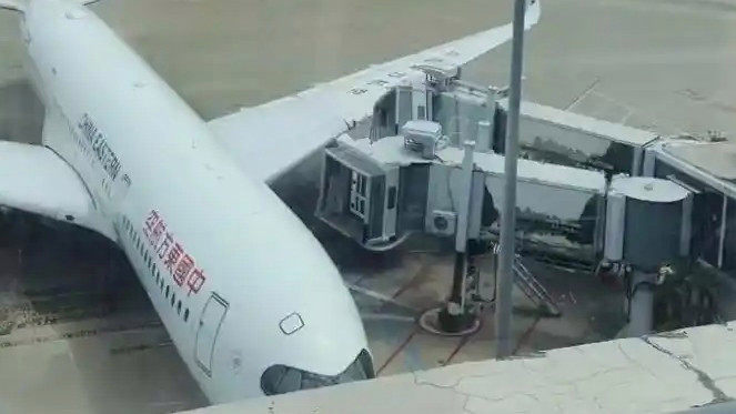  航班撞击廊桥 乘客：收到300元补偿