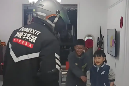   俩儿子熬到凌晨给跑单父亲磕头拜年 缩略图