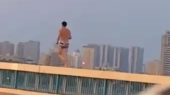 男子穿泳裤在大桥护栏跑步 警方回应