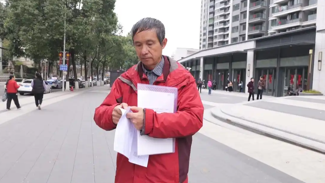 老人苦等6年的回迁房 他人却在装修