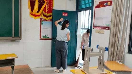 开学打扫教室的还是那批人