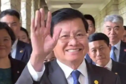   通伦重返党校见老师：感谢传授知识 缩略图