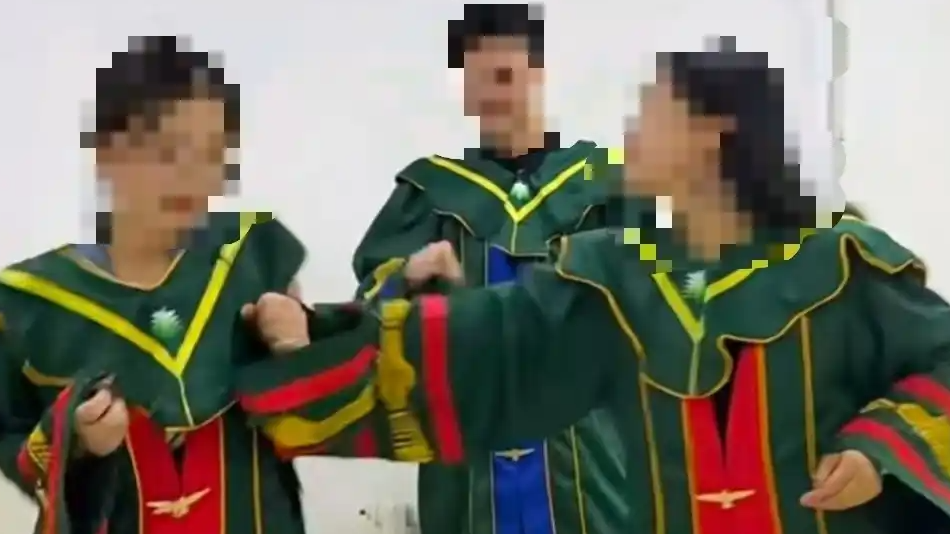  北理工学位服酷似“结界兽”引吐槽