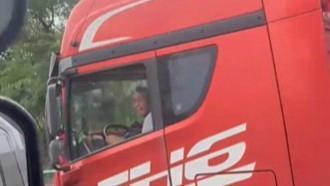  兄弟俩开货车 高速上遇许久未见老爸