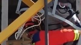  父亲回应儿子为逃打被困塔吊6小时