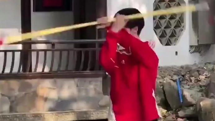  00后少年水上舞红缨枪行云流水