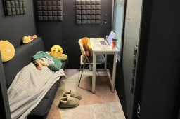   男子因噪音过敏住5年隔音舱 缩略图