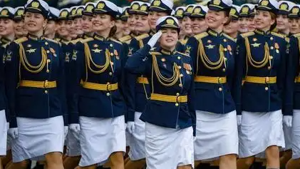  俄女兵亮相紅場：短裙軍裝 英姿颯爽