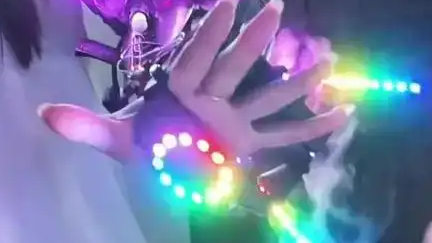 女生手搓机械臂送男友 能互动能变形