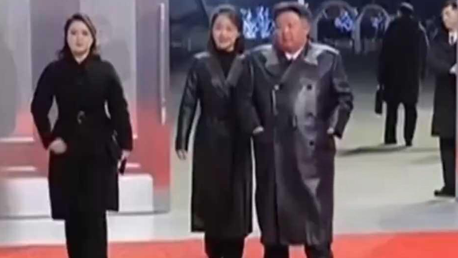 金正恩携妻女出席朝鲜新年庆祝演出