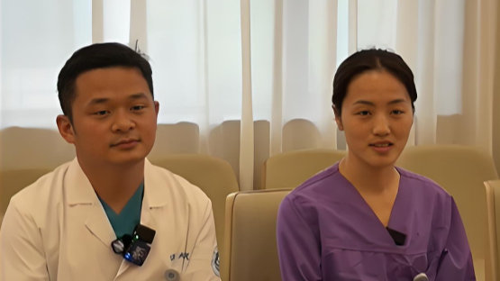  沙滩上联手救人的护士小夫妻好幽默