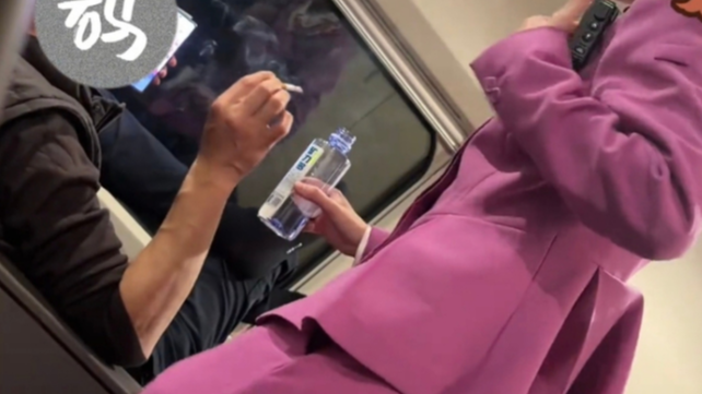 男子高铁商务座车厢抽烟被乘警带走