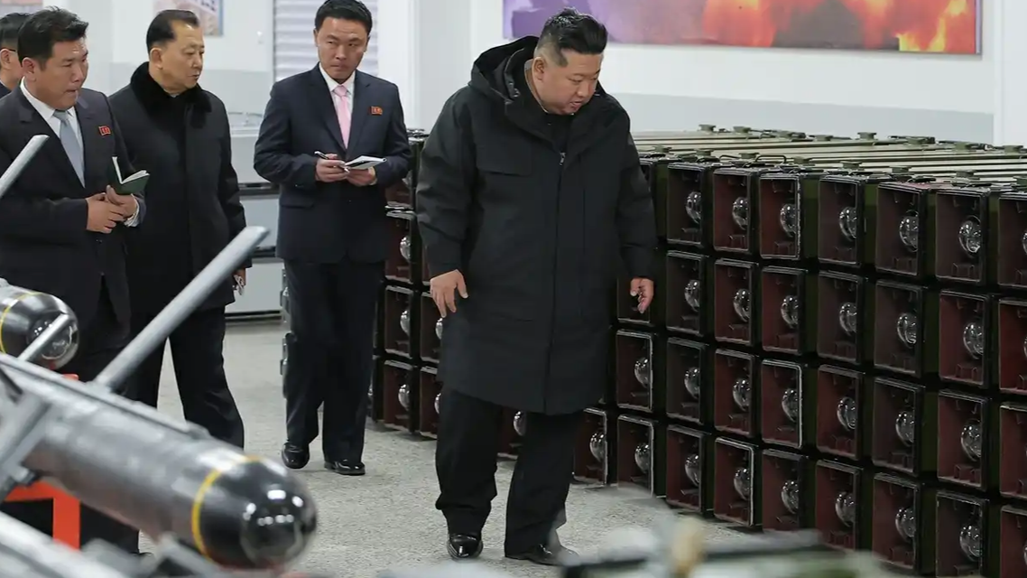 金正恩视察重要军工厂