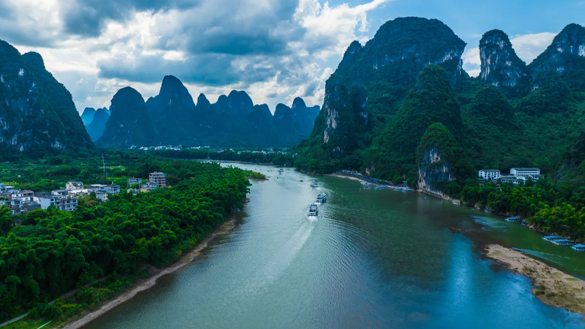  五一小長(zhǎng)假多地瘋狂“搶游客”