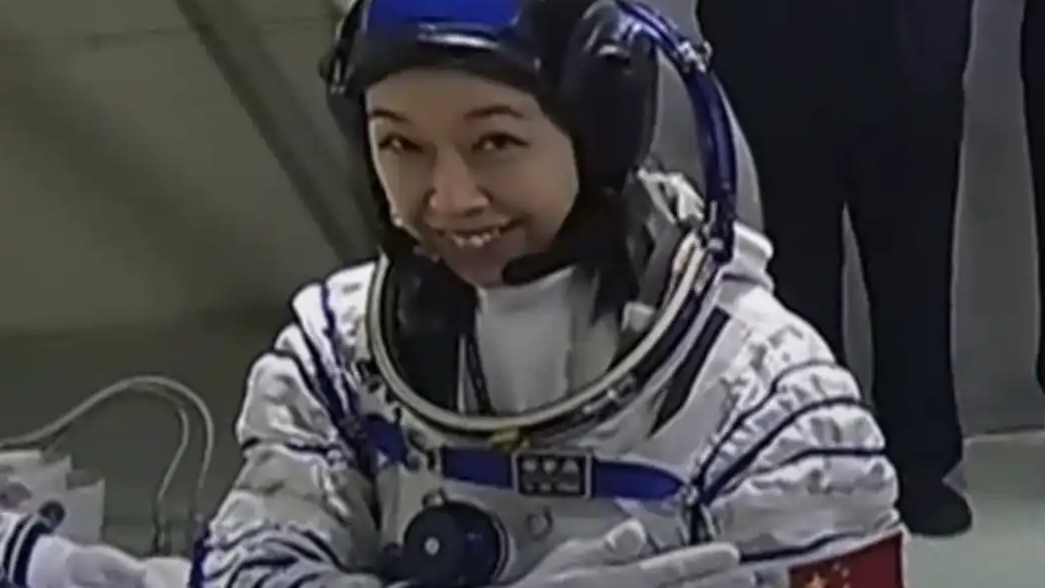 香港航天员展示手臂上五星红旗并比心