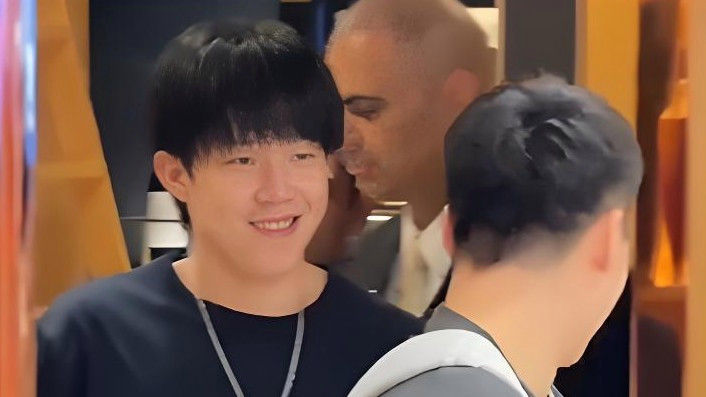  王楚钦心情大好买烟又买酒
