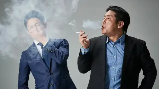  女子长期被迫吸二手烟痛苦地猛洗澡