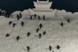   长白山巨型雪雕“云顶天宫”收工 缩略图