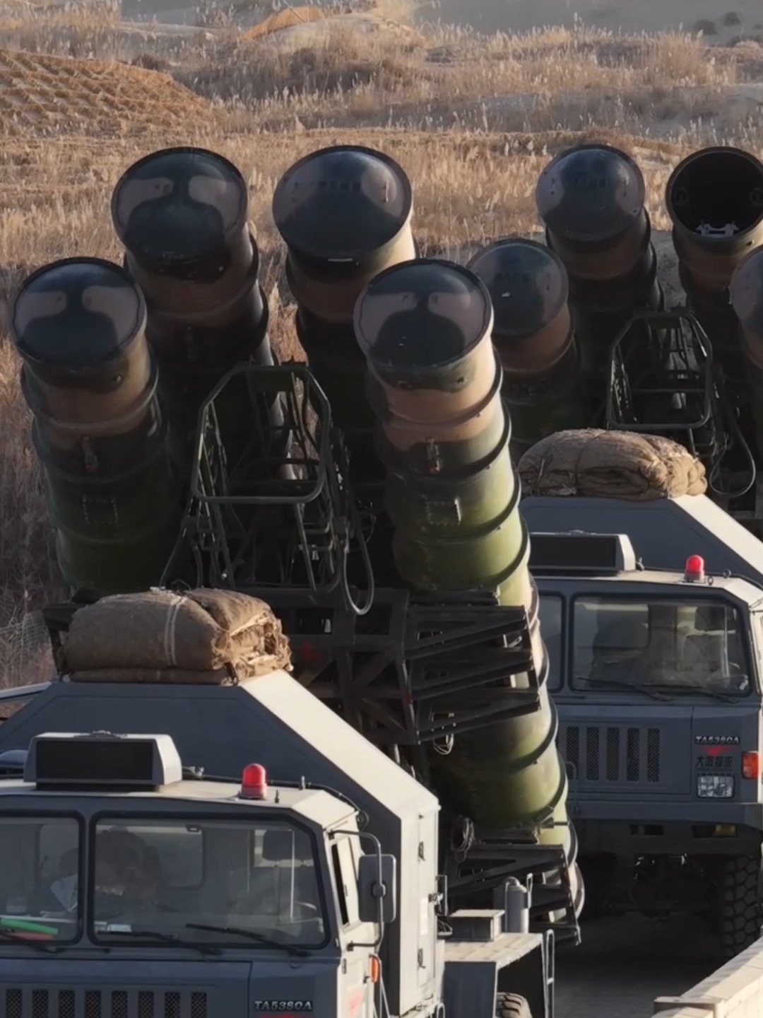 中国军号发布视频：导弹起竖