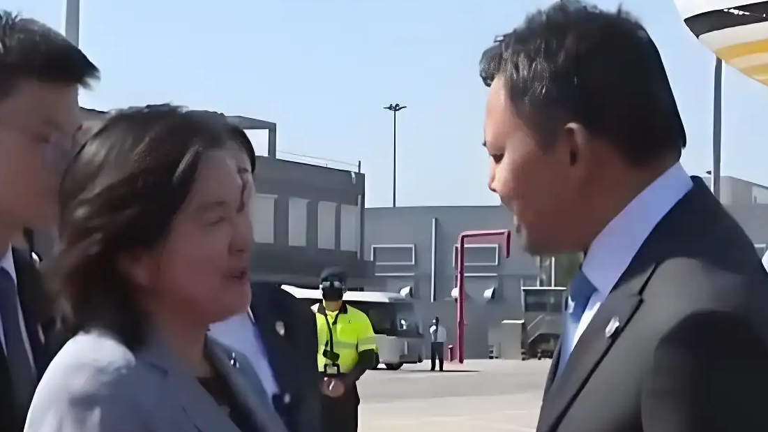 文莱王储比拉抵京 华春莹机场迎接