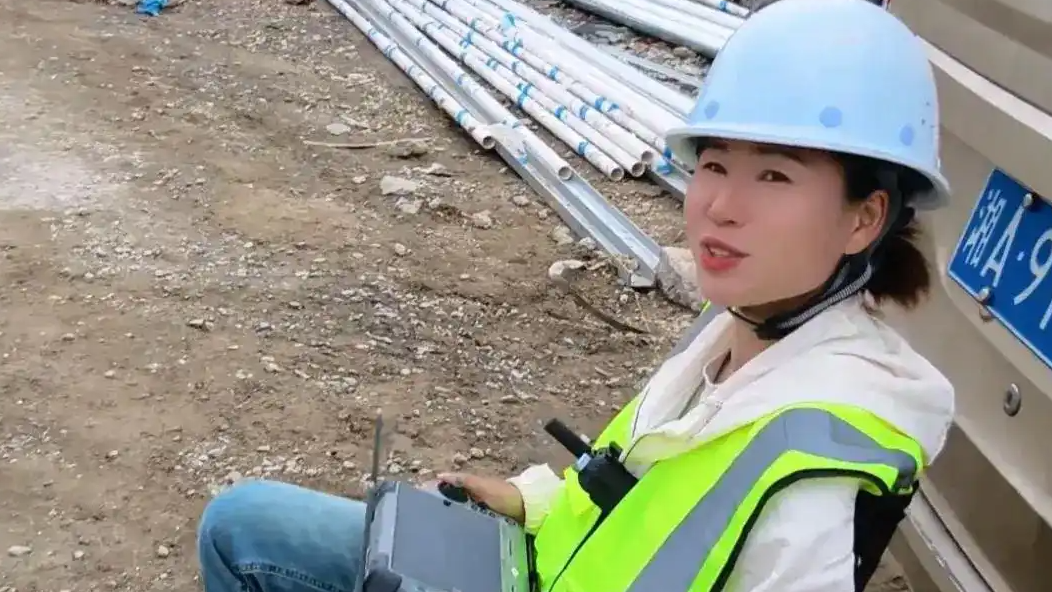  女白领辞职进山飞无人机