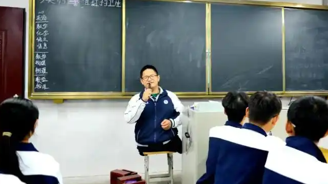  曾感动全网的“板凳男孩”完成高考