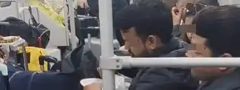 上海地铁回应多名外国人车内吃馅饼