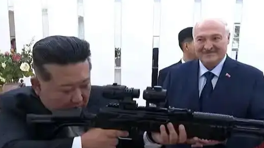  卢卡申科赠予金正恩一支突击步枪