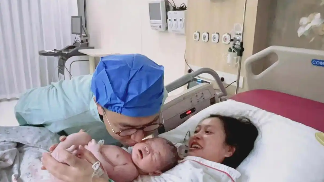 成都元旦宝宝0点00分出生