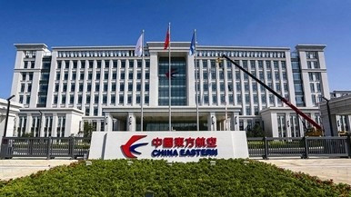 东航通报空姐下跪事件