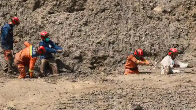 半身陷在淤泥里 也向前挺进