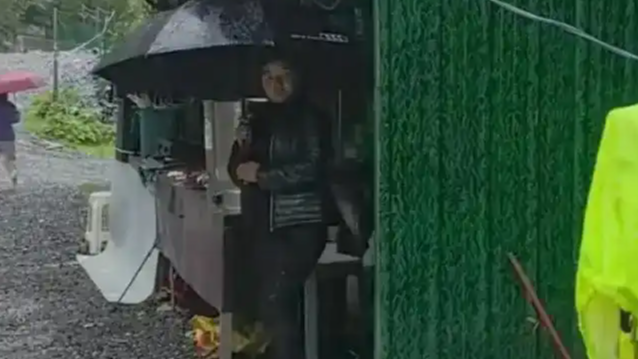  6名摩友躲雨被索要每人20元避雨费