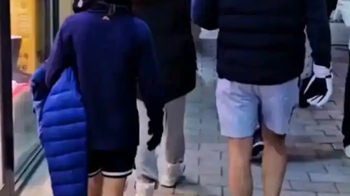 哈尔滨零下20℃外国游客光腿穿短裤