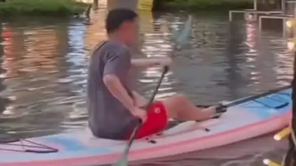  暴雨过后上海市民划皮划艇上路