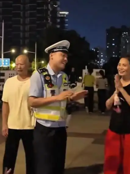  交警走进广场舞现场柔性劝导