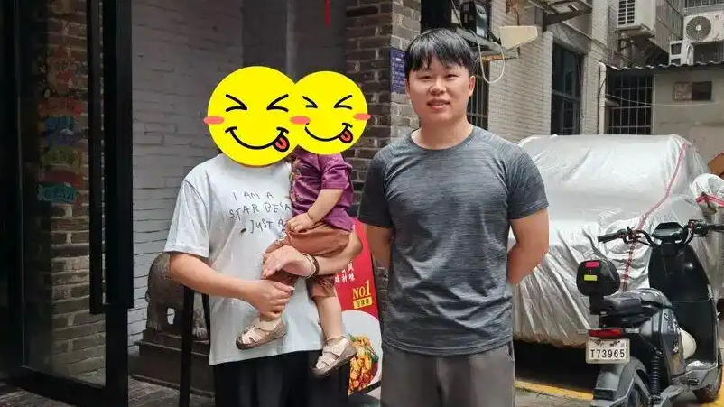 幼儿误闯机动车道 网格员飞身救下