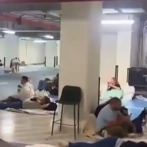 几十万旅客滞留中东 被迫停车场过夜