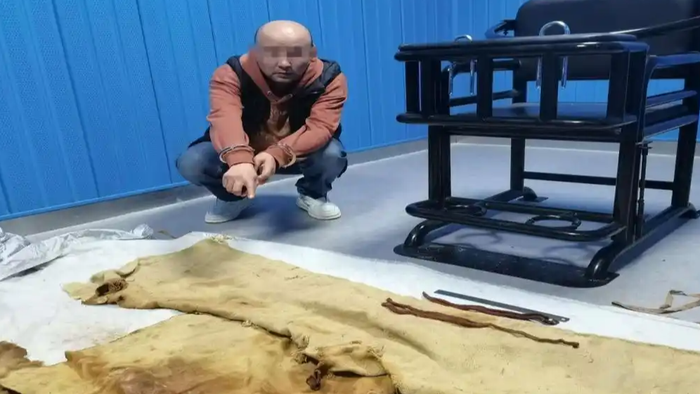 男子欠外債欲賣千年“裹尸布”被抓