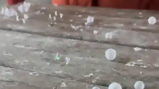 肥皂泡吹出瞬间冻成水晶球