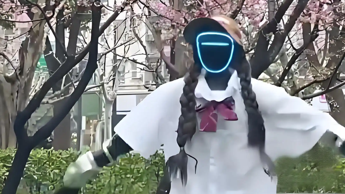  机器人扎双马尾在樱花树下翩翩起舞