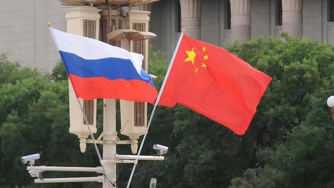 首都国际机场高速两侧挂起中俄国旗