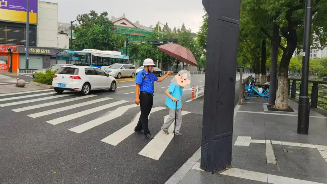 男子送老人过马路 3次敬礼全网刷屏
