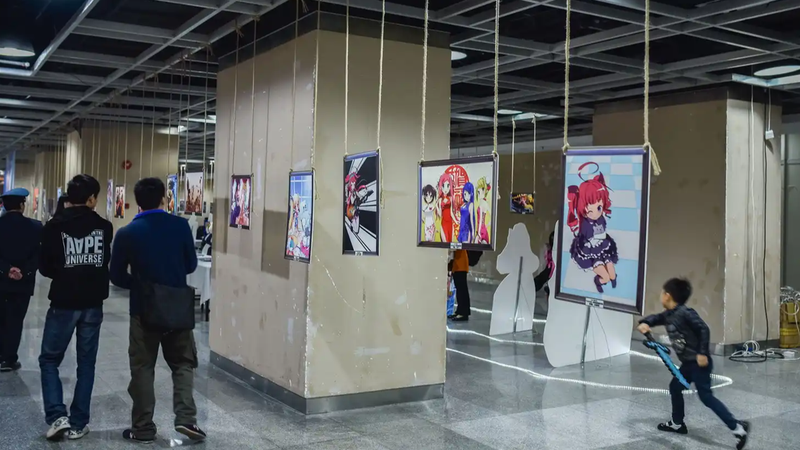  漫展上两女童被指衣着暴露 家长在场