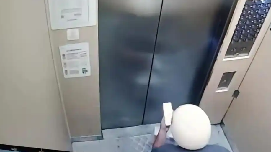  警方介入外卖员在小区电梯排泄事件