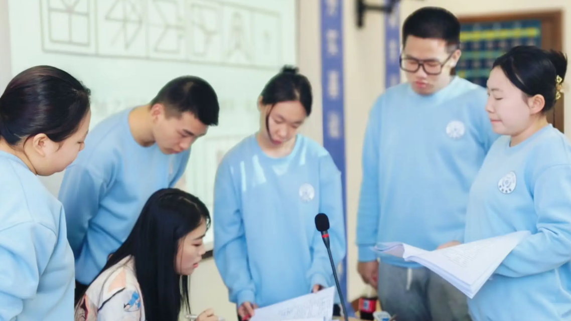  年轻人扎堆乡镇公务员 比港大硕士香