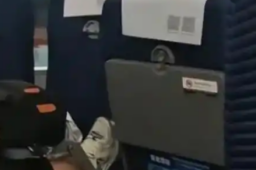   男子想把座椅往后靠被后排乘客蹬住 缩略图