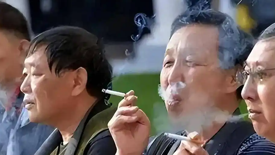 为什么全民都在盯着公共场合抽烟